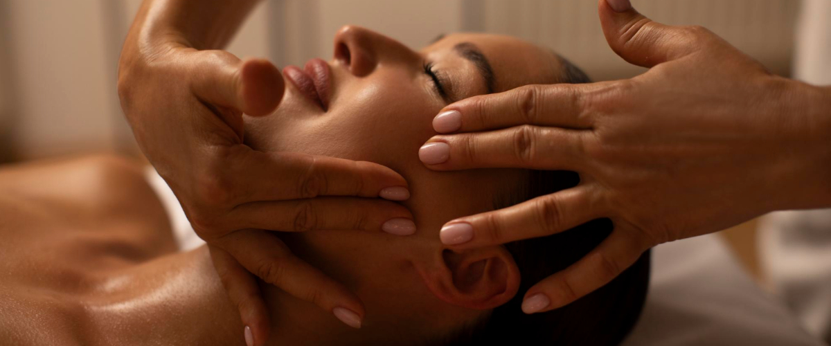 Lifting 100% naturel du visage, améliore et sublime l'éclat du teint. 