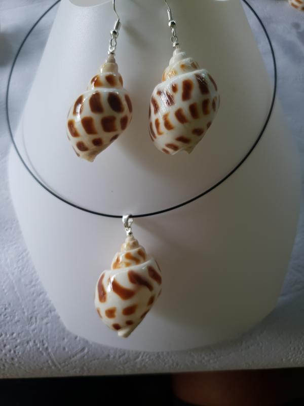 Modèle 2  - Parure en coquillage
