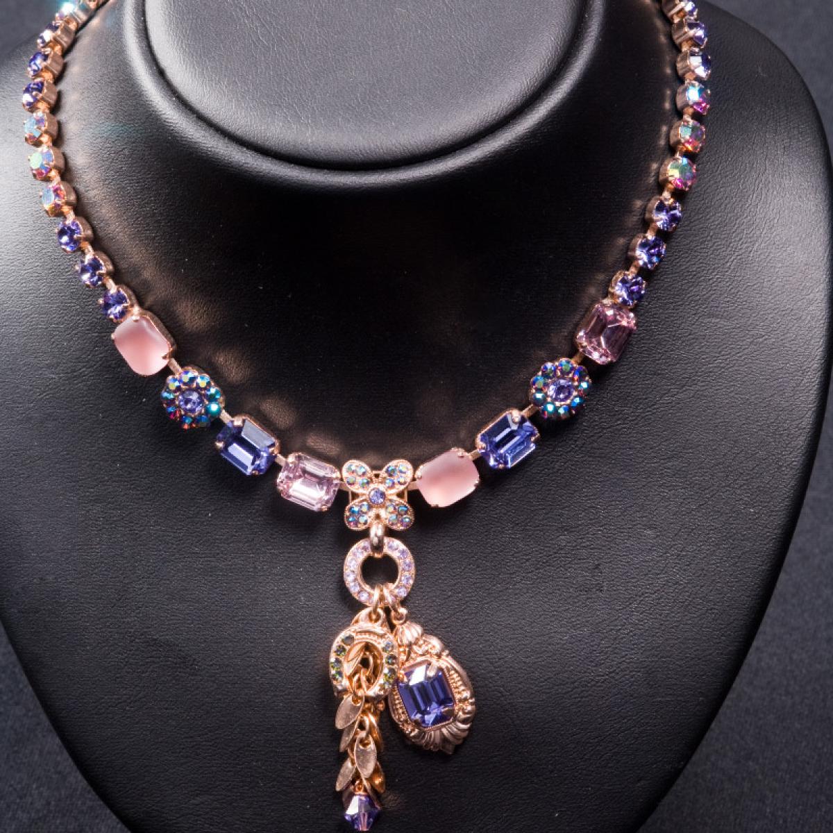 Collier sertie de gemmes aux teintes rose, violet et bleu