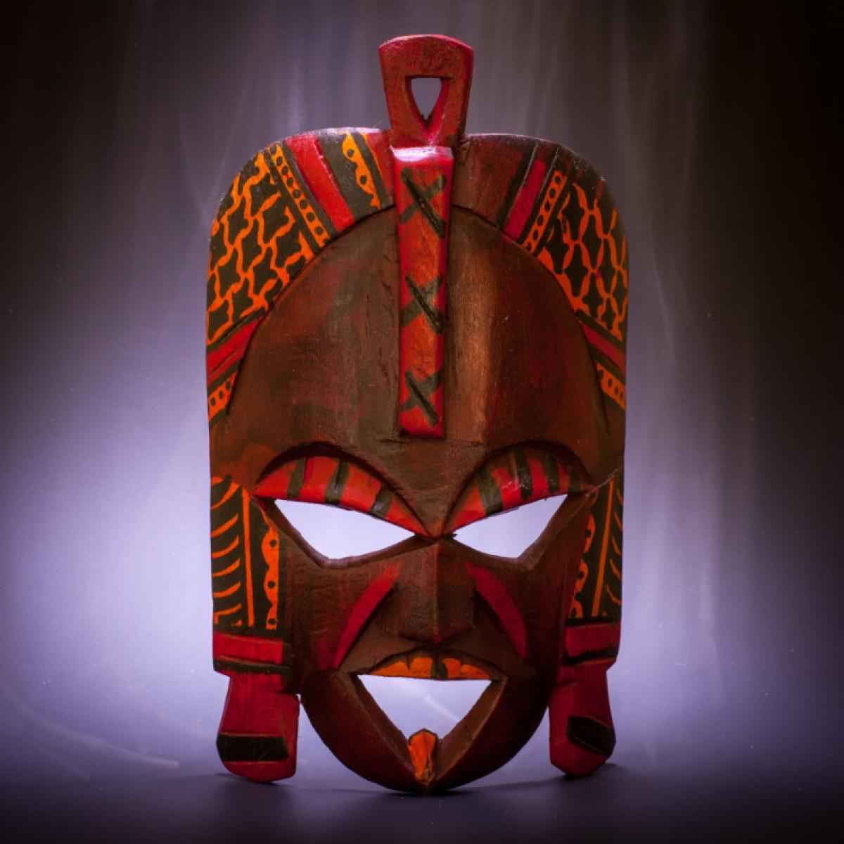 Masque motifs géométriques, peints en rouge, orange et noir