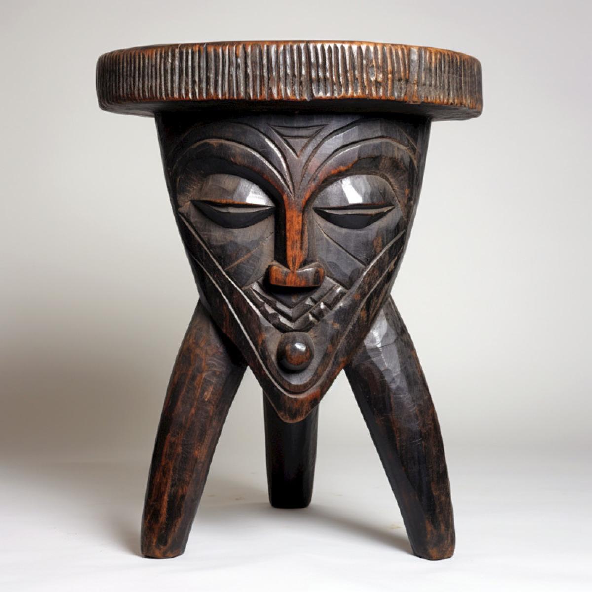 Le tabouret en bois sculpté d’un seul bloc